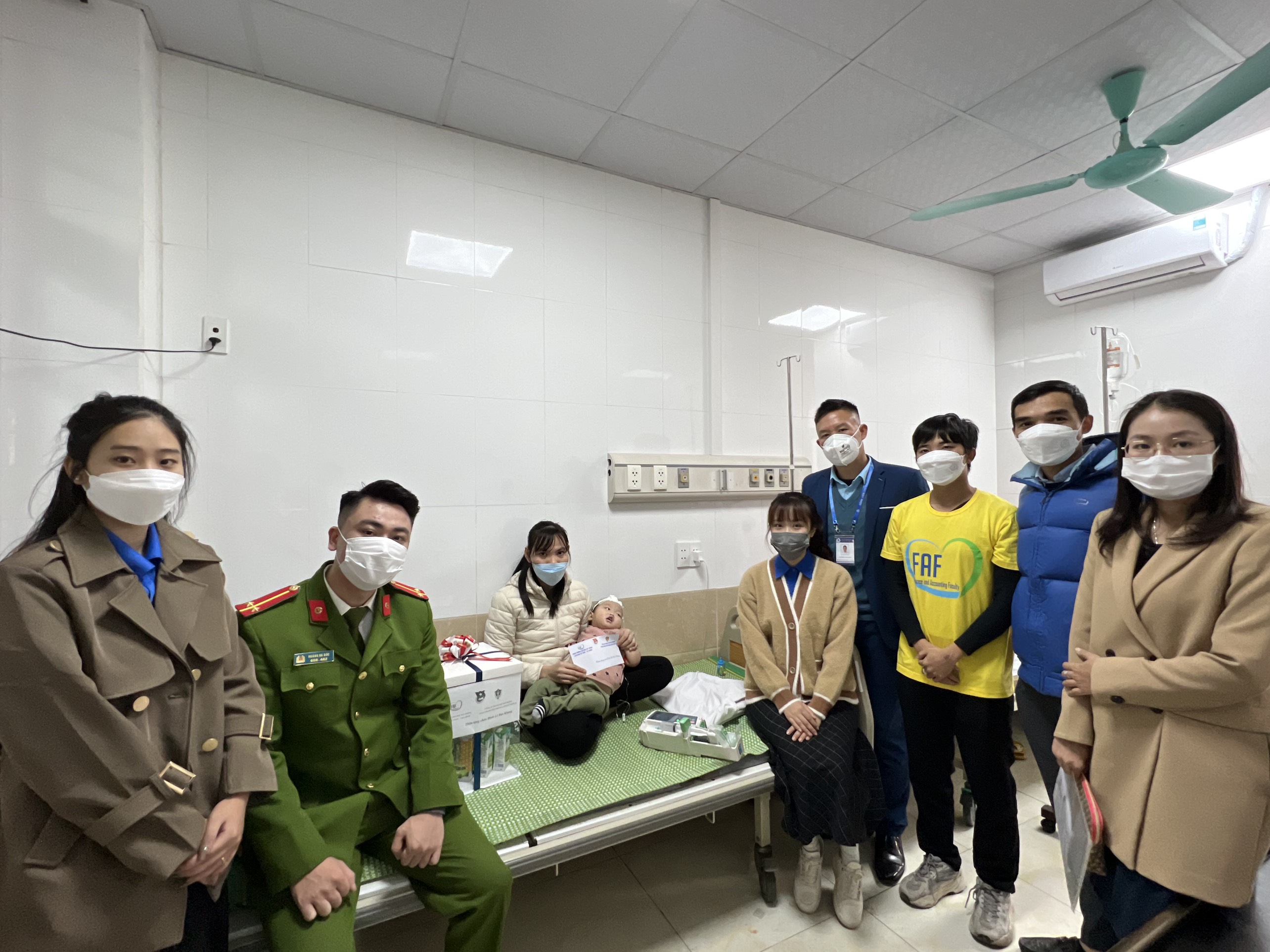 Phòng Cảnh sát hình sự - CATP: Phối hợp trao quà tặng trẻ em có hoàn cảnh khó khăn, mắc bệnh nan y tại Bệnh viện Trẻ em